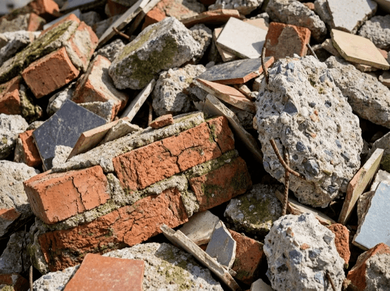 Entulho misto de obra: tijolo, concreto e cerâmica